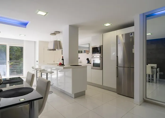 Family Salvador Monsalud Апартаменты *